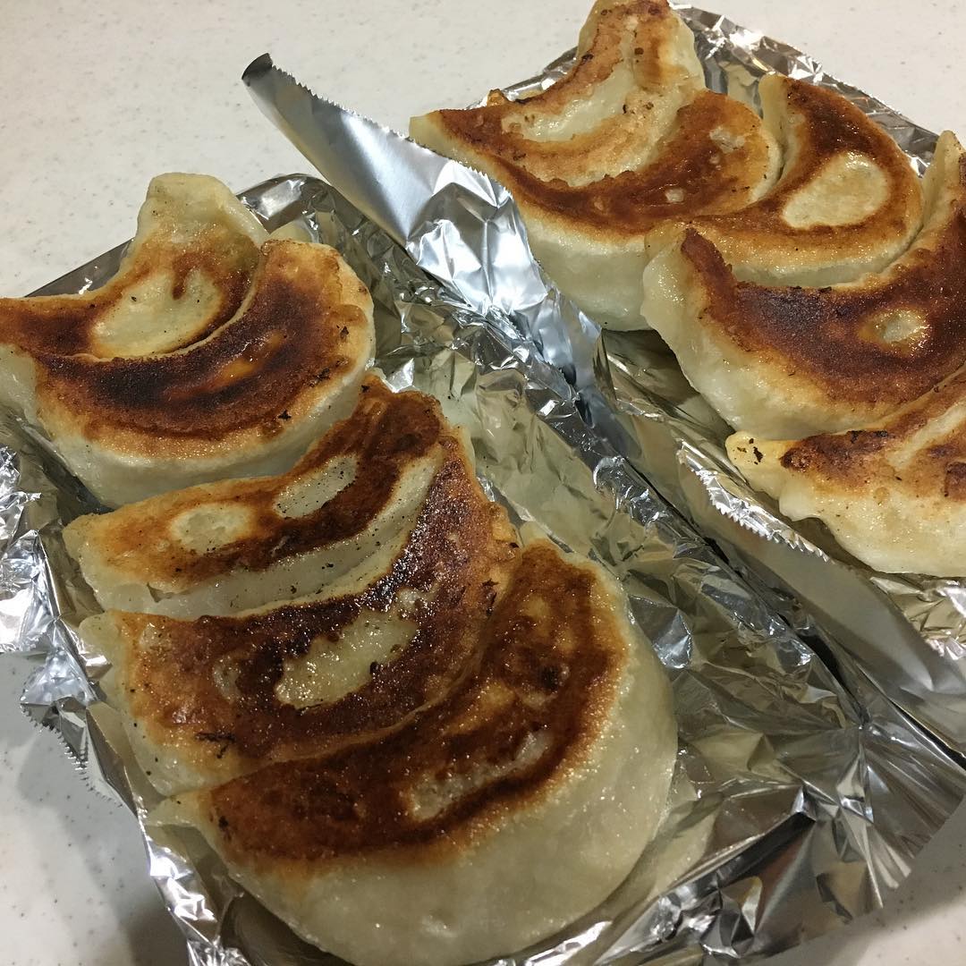 久しぶりInstagramは餃子♡
お友達に味見をして貰い♡親に味見をして貰い♡自分のお店を出すのをユメ見て頑張ります♡明日は麺ぶち頑張ります♡麺ぶちしてるところ写真撮ろうかなー‪𐤔𐤔‬??