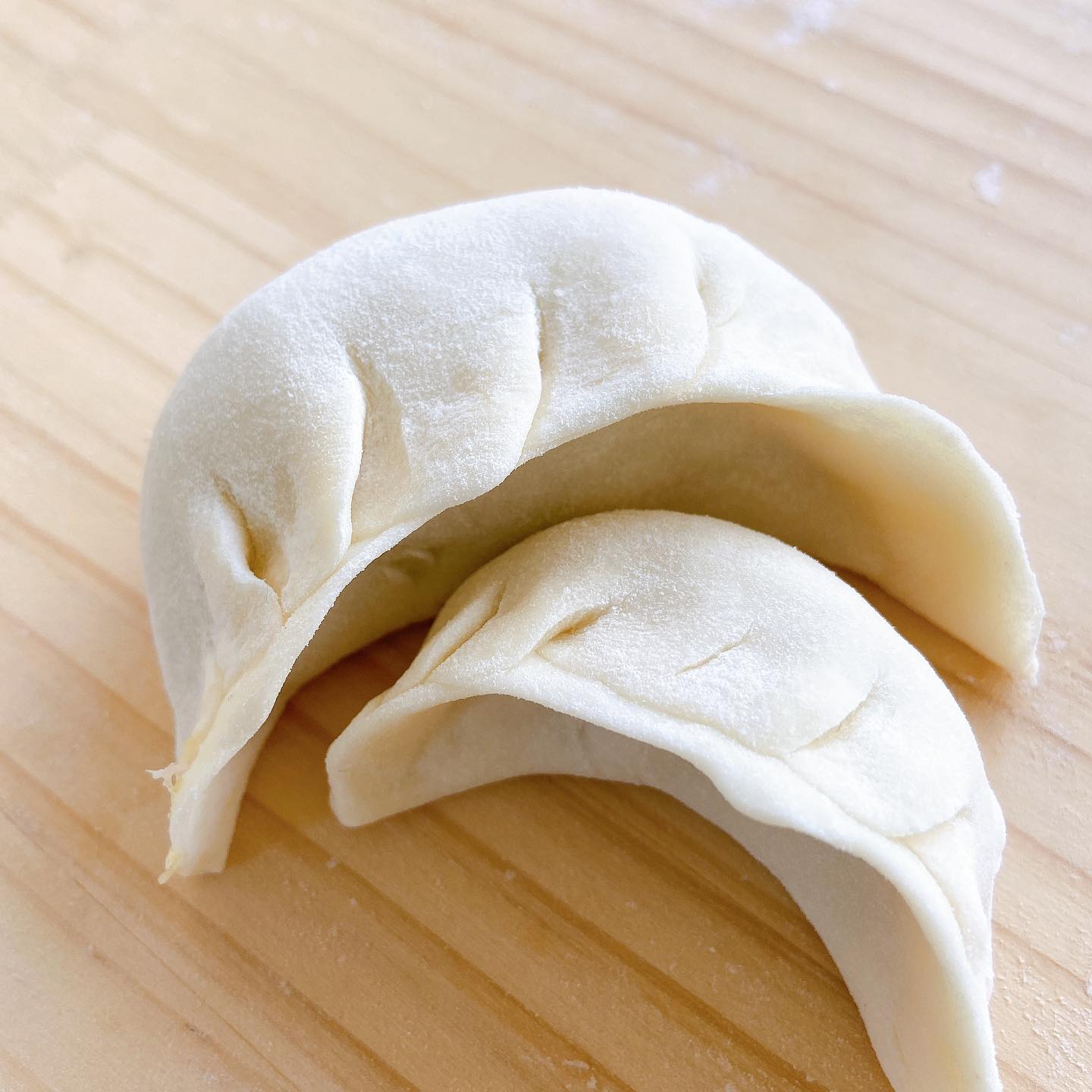 店休日だけど仕込みは、がんばる。
手づくりだから間に合わない、こだわり。美味しいを届ける。
でも、遊び心も忘れない笑笑
餃子親子1組
大きい餃子は店に出る普通サイズ、小さいのはあまりで作ったミニサイズ、
親子餃子を来週気分で出すかな笑笑
こんな時期だから笑いをユーモアを、楽しみを。