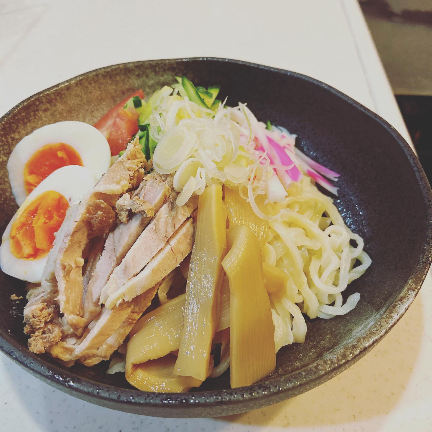 次はどうでも良くない報告
生きていくための報告
先日麺無料サービスした所、売って欲しいとの問い合わせが。やはりこんな時期なのでアレンジラーメンやりたいと。家庭でアレンジラーメンしやすいように少し細めでもちもち感は変わらない麺を仕上げてみました。
土日限定で激安販売やります、気になったらテイクアウトしてみて下さい
うちではさっそく誰でもアレンジ可能な市販スープの冷やし中華やってみた。（笑）