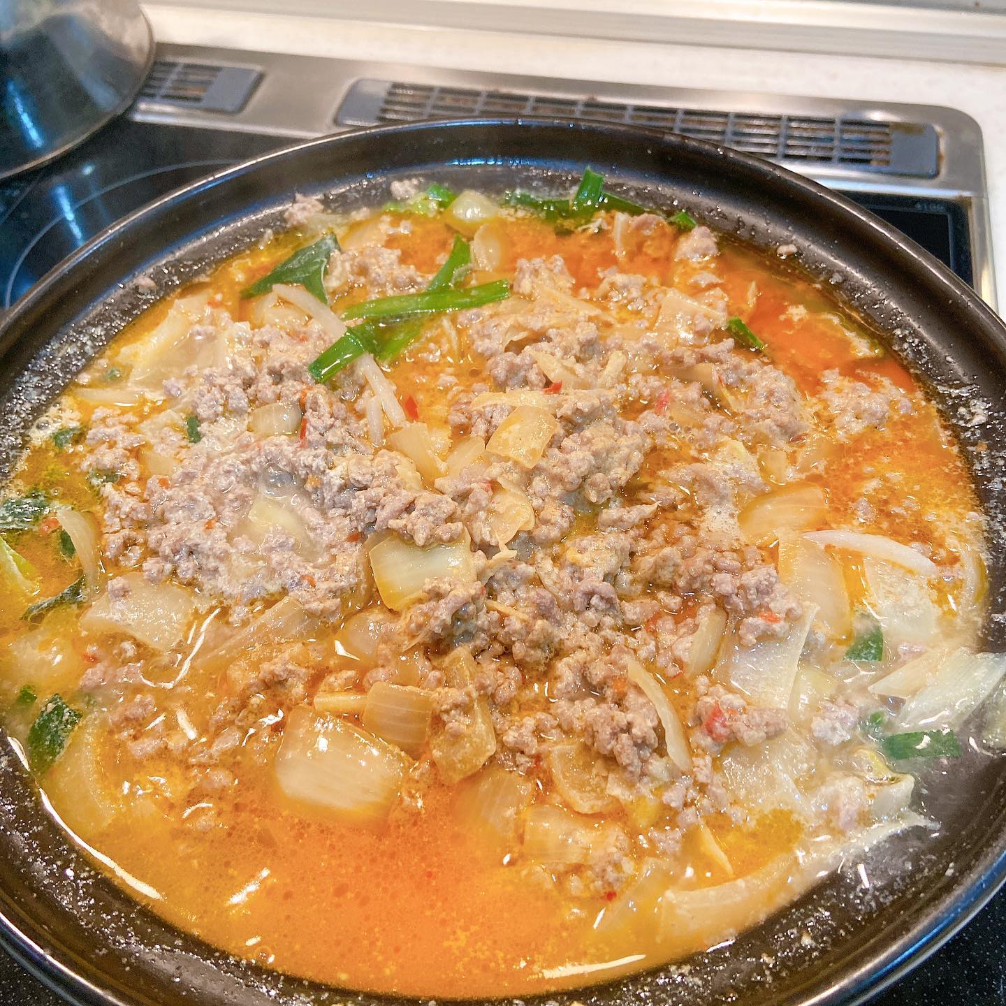 お店のラーメンスープを持ち帰りアレンジ晩御飯！鍋のスープは藤谷のスープ。ひき肉、キャベツ、にら、もやしで坦々鍋だよ！
今しかスープ販売できないと思うので興味のあるママ達は連絡ちょうだい笑笑ママじゃなくても連絡ちょうだい笑笑
ステイホーム、ストレス溜めないように頑張っていきましょー
頑張ろ