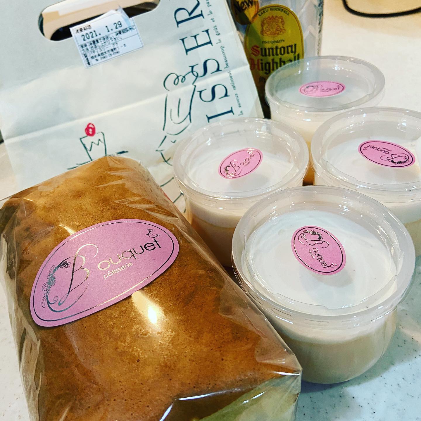 先日お友達のお店にケーキを買いに(^^)
娘、美味し過ぎてペロリ(^^)