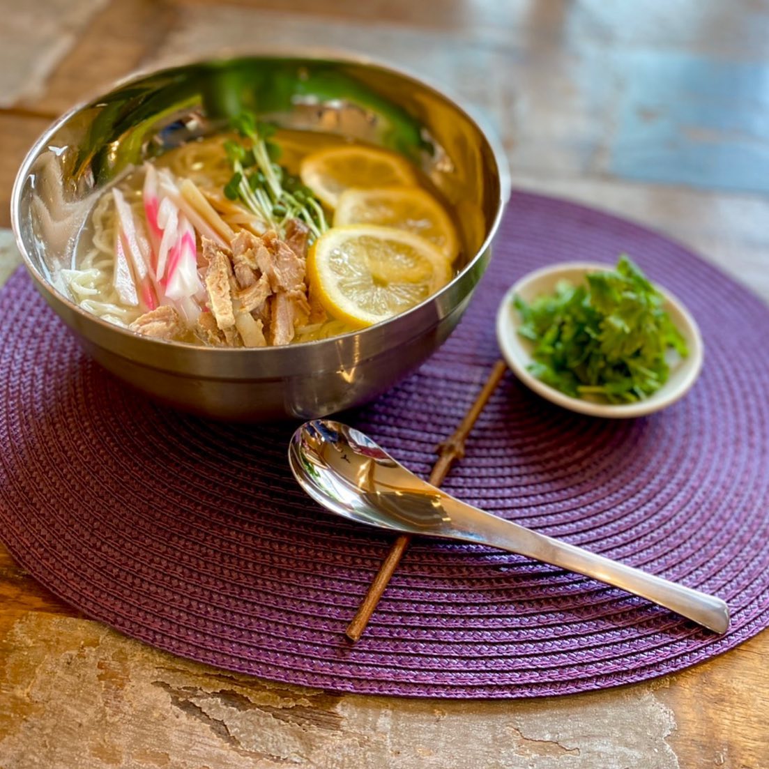 # 冷たいレモンラーメン始めました!!
本日より営業再開致しております!!( ¨̮ )
夏にぴったりの冷たいレモンラーメンをご用意してお待ち致しております！お好みでパクチートッピング!!