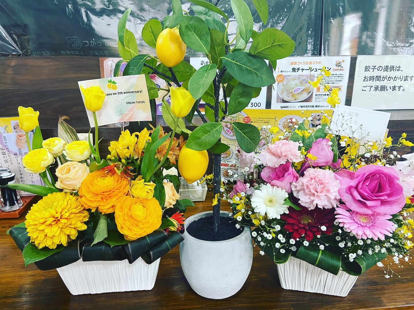 #塩レモンラーメン🍋   #塩レモンラーメン🍋             
年明け2周年記念に頂いたお花や誕生日プレゼントに頂いたものたち、写真に載せてないけどバイトちゃんから誕生日プレゼントandお手紙、家族からのプレゼントお手紙!!年末食べ納めに藤谷、年始食べ始めに藤谷と。本当に本当に私は皆様に支えて頂いて幸せな人生を過ごせています、携わって頂いてる皆様、本当にありがとう、だいすきです。
