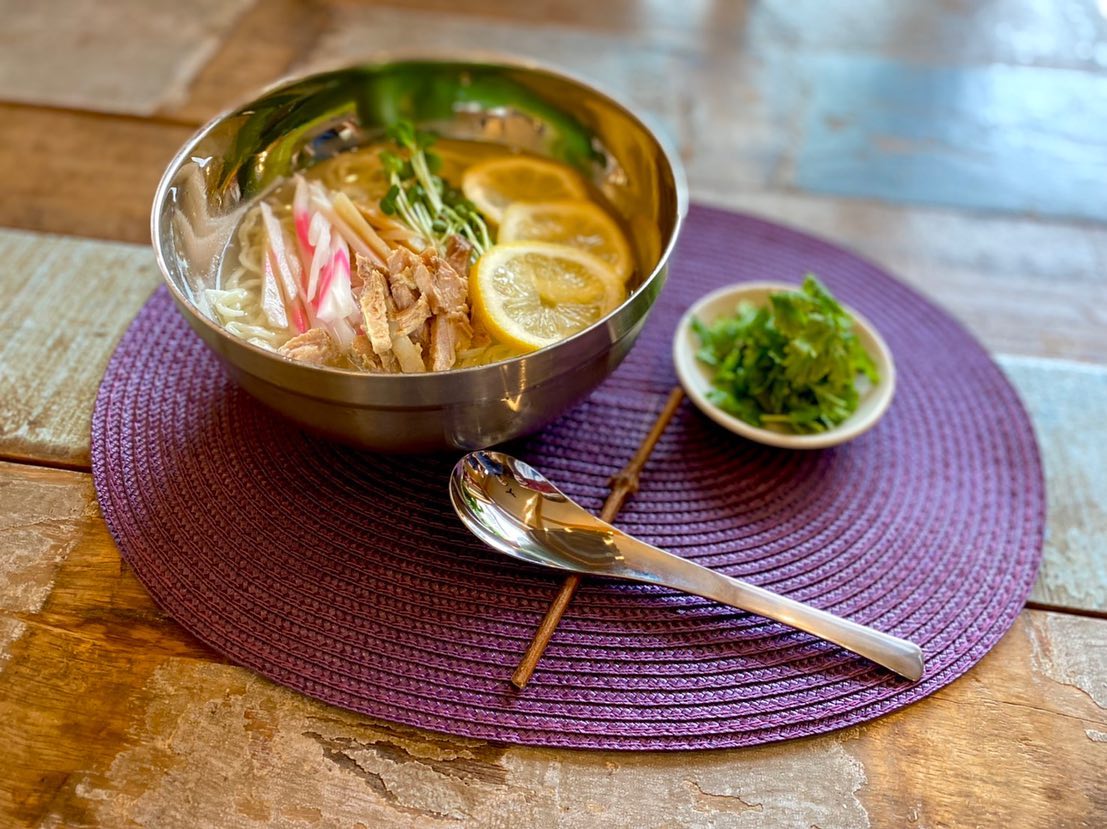 #塩レモンラーメン🍋   #塩レモンラーメン🍋            
いいお天気でございます!!
サッパリなのに旨味たっぷり冷たいレモンラーメン！レモン餃子を食べて、ニャン活マルシェへ遊びに行こう!!
