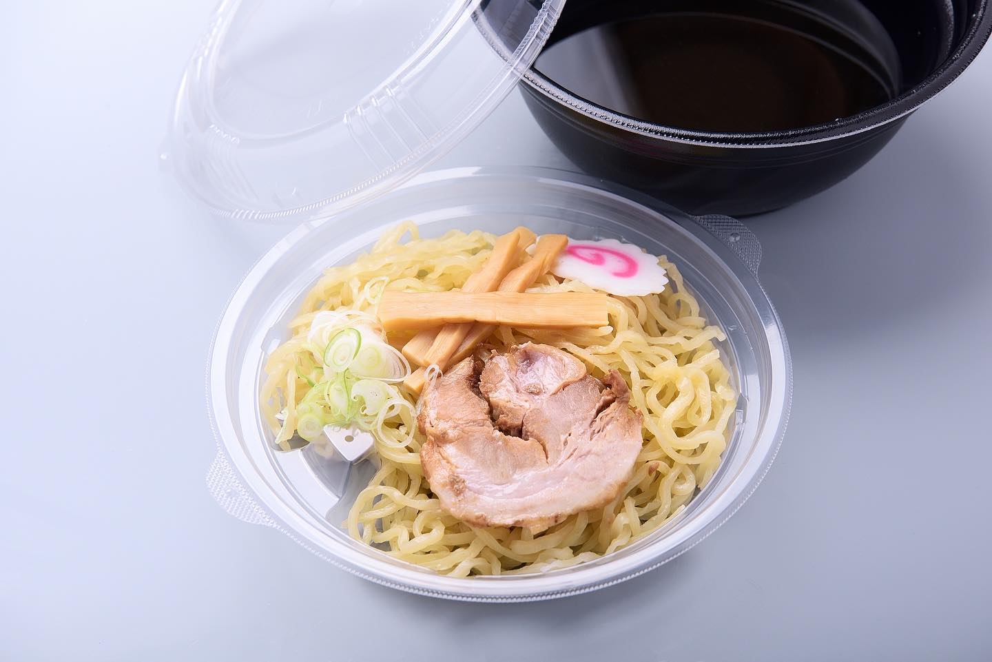 # 塩レモンラーメン #塩レモンラーメン🍋   #塩レモンラーメン🍋         
蔓延防止措置が延長のようです。
当店ではテイクアウトラーメン容器にこだわりがあります。麺とスープが別々なのでお持ち帰り途中に麺がのびちゃう心配がありません。またレンジ対応容器なので温め可能です。
春休みのお昼ご飯にテイクアウトラーメンいかがでしょうか。ご一緒に餃子のテイクアウトもおすすめです。ご予約頂くとスムーズにお渡しできます(^-^)