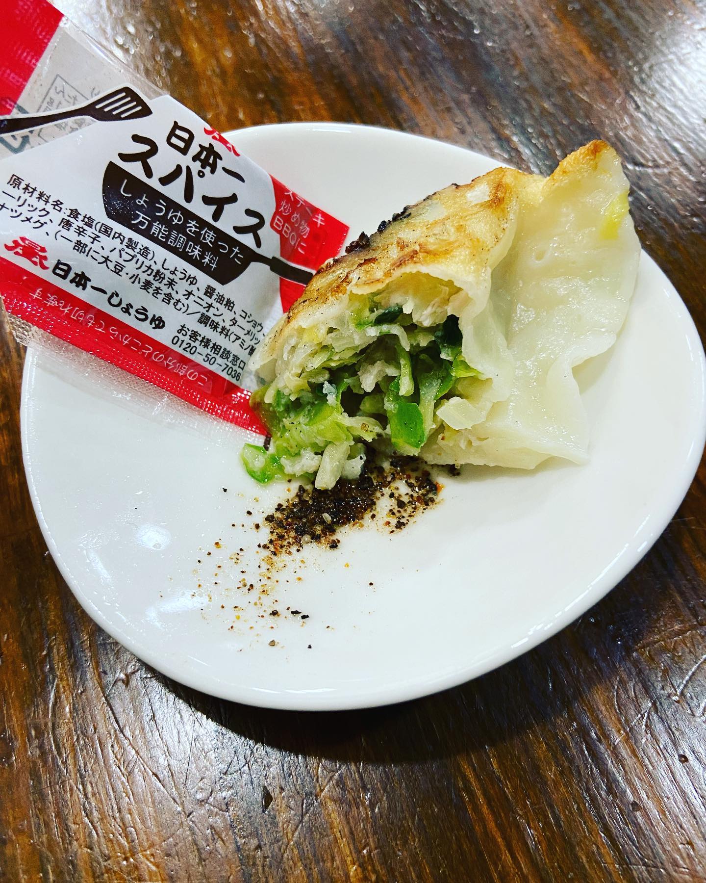 #塩レモンラーメン🍋   #塩レモンラーメン🍋        
日本一スパイスを直かけしても、お酢と混ぜてつけダレにしても、餃子に合うので食べてみて(^^)
新しい食べ方。たまには味変。