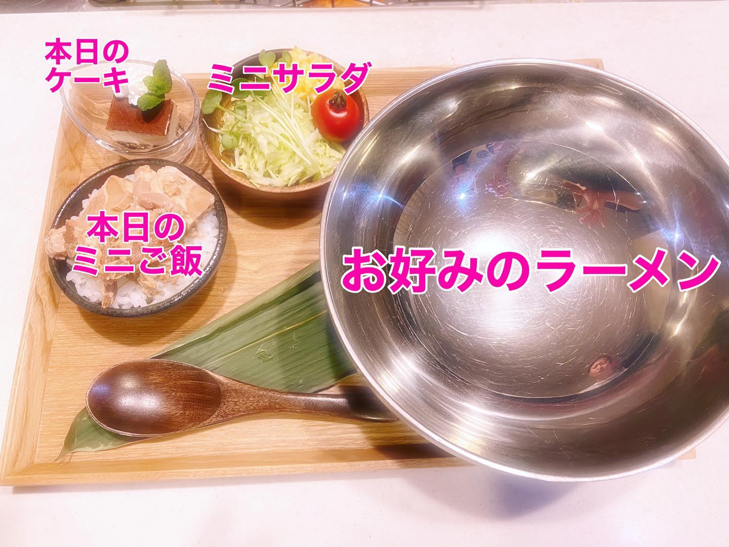 #塩レモンラーメン🍋  #塩レモンラーメン🍋               

ひな祭りよりソロ活女子セット設けます。
お好みの麺プラス、ちょい食べ♡♡
罪悪感の減るあのお茶付きで女子の為のラーメンセット。
もちろん男性でも今日の気分でこちらのセットを注文してもおk!!今日孤独のグルメです！ってお知らせください笑
皆さまがお食事を楽しめるように精一杯の気持ちを込めて!!
こちらのセットは月曜日～土曜日。日曜日、祝日はおやすみです。