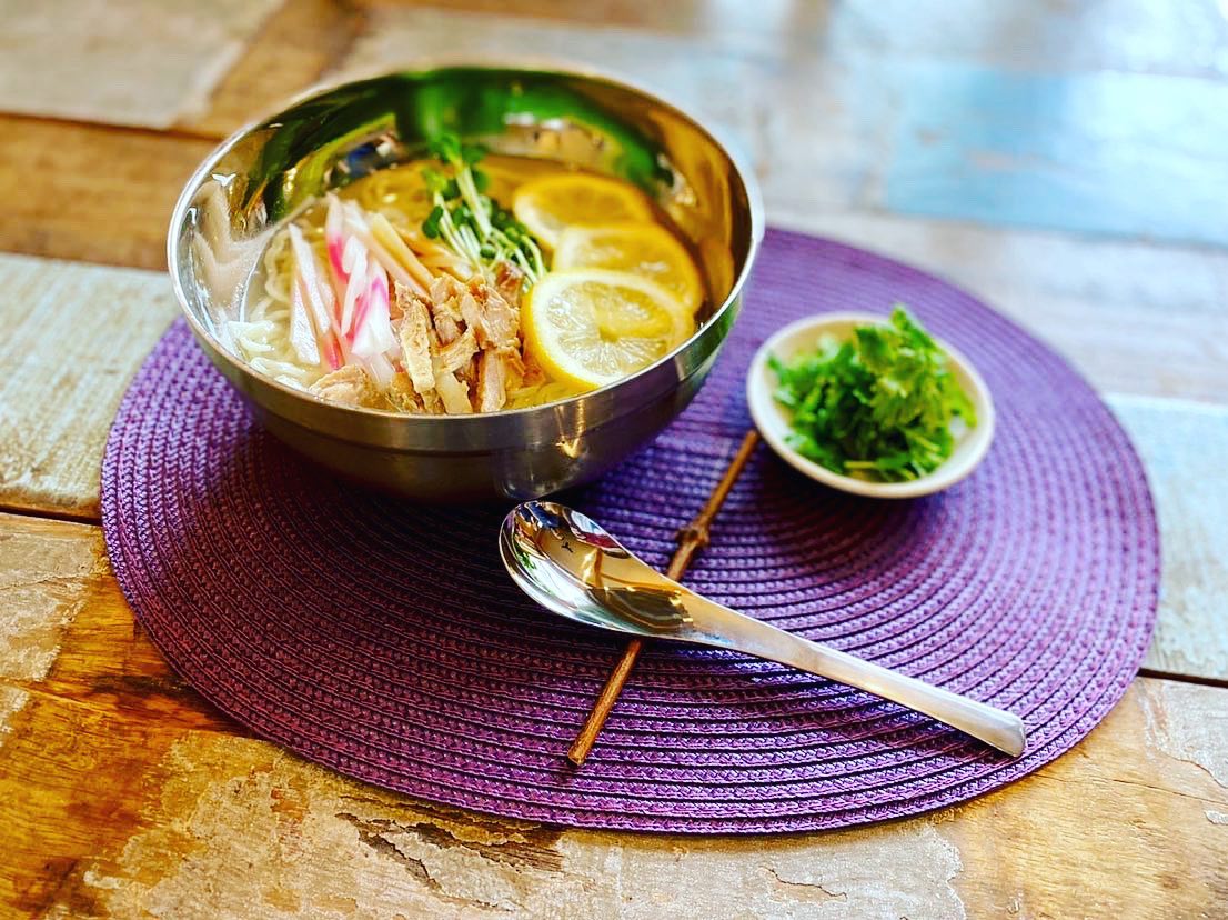 #塩レモンラーメン🍋  #塩レモンラーメン🍋         #冷たいレモンラーメン🍋  
ファンよ、おまたせ。
4月3日より、冷たいレモンラーメン始めます。
パクチートッピングとレモン餃子も始まってます。よろしくお願い致します。
