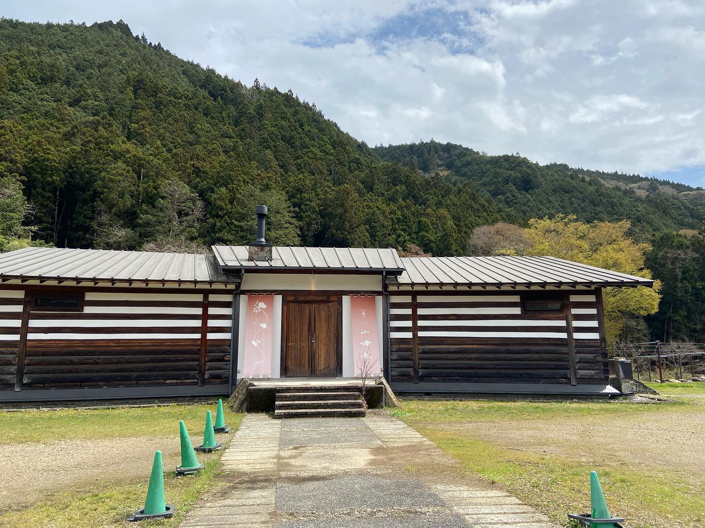 扉をくぐると自然いっぱいの絶景を堪能出来る。そこに美味しいお蕎麦がやってくる。
飲食店とはなんて奥が深い。
色んな場所に行き、勉強をさせていただく。
全ては当店のお客様の満足の為に。
日々勉強