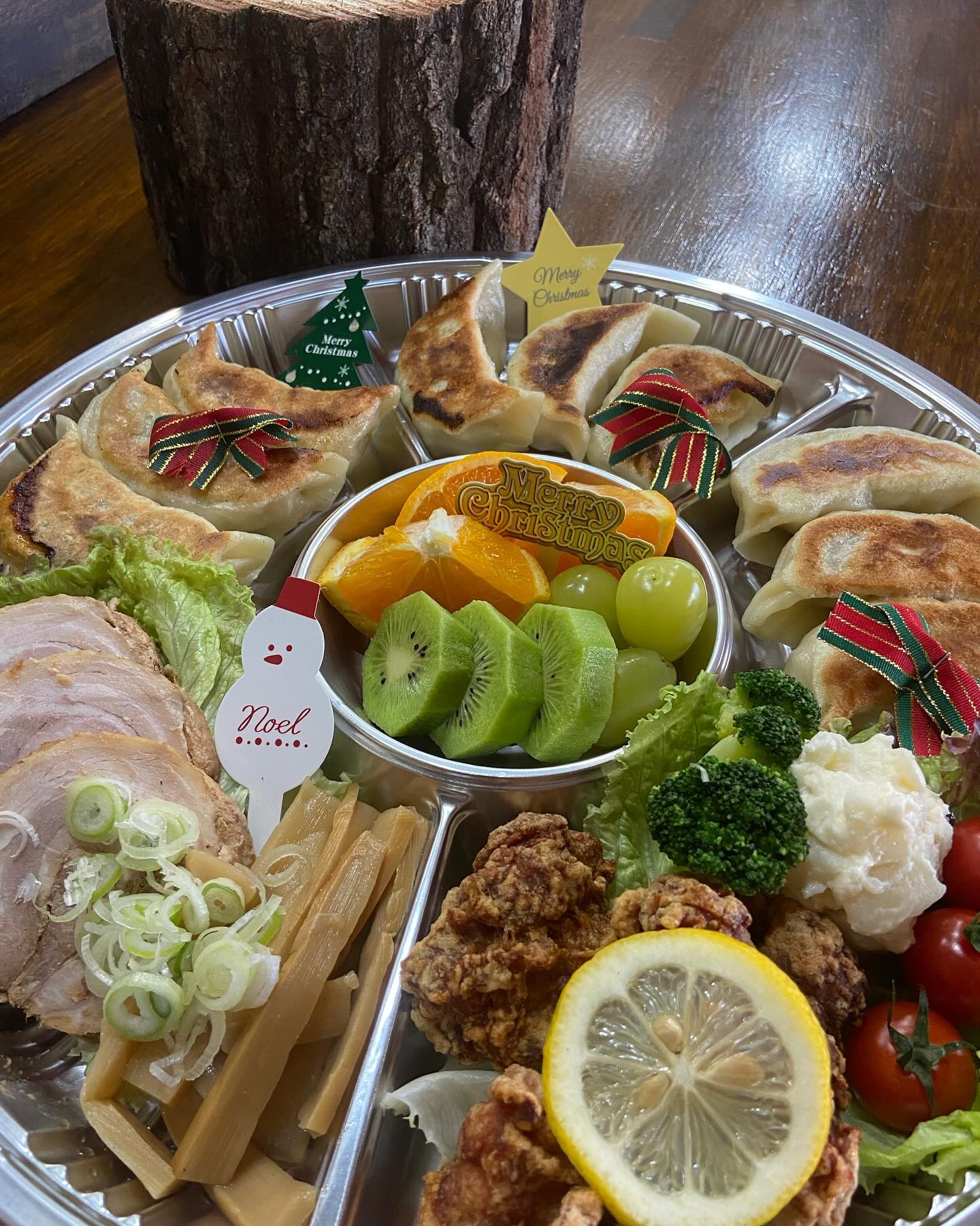 #塩レモンラーメン🍋  #塩レモンラーメン🍋            
①ロシアン餃子セット￥3900税込 10セット限定
②クリスマスBIG唐揚げチャーシュー￥880
11月25日から12月15日まで予約受付します。
ご予約は店頭、InstagramDM.電話0283889244
お渡し日は12月23日or24日のみ。時間は16時引渡し。