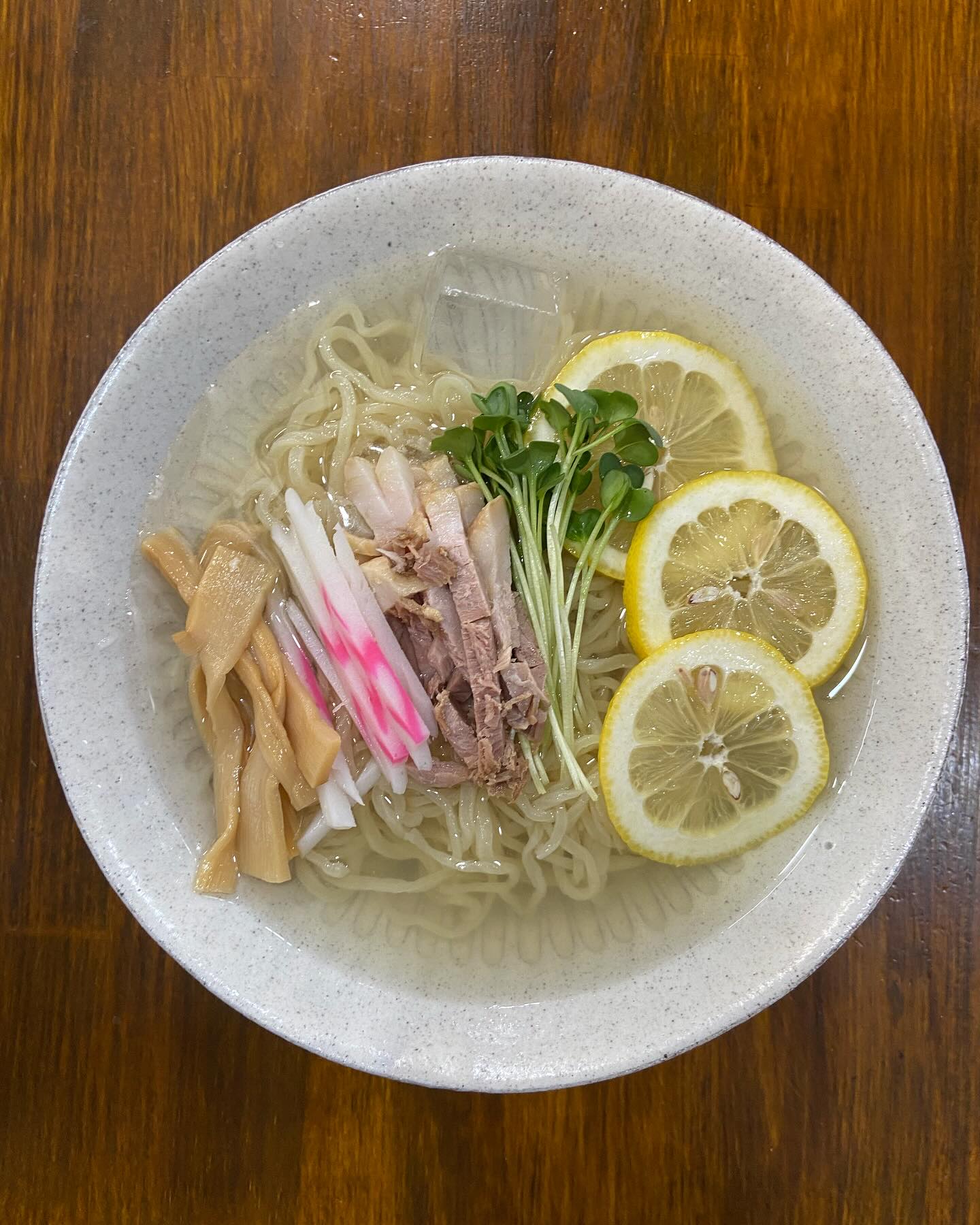 #塩レモンラーメン🍋  #塩レモンラーメン🍋      #レモン餃子🍋 

当店は火曜日水曜日が店休日です。
営業時間は11時から18時、ラストオーダー1730..

冷たいレモンラーメンも大人気です！
ぜひ食べに来てください！