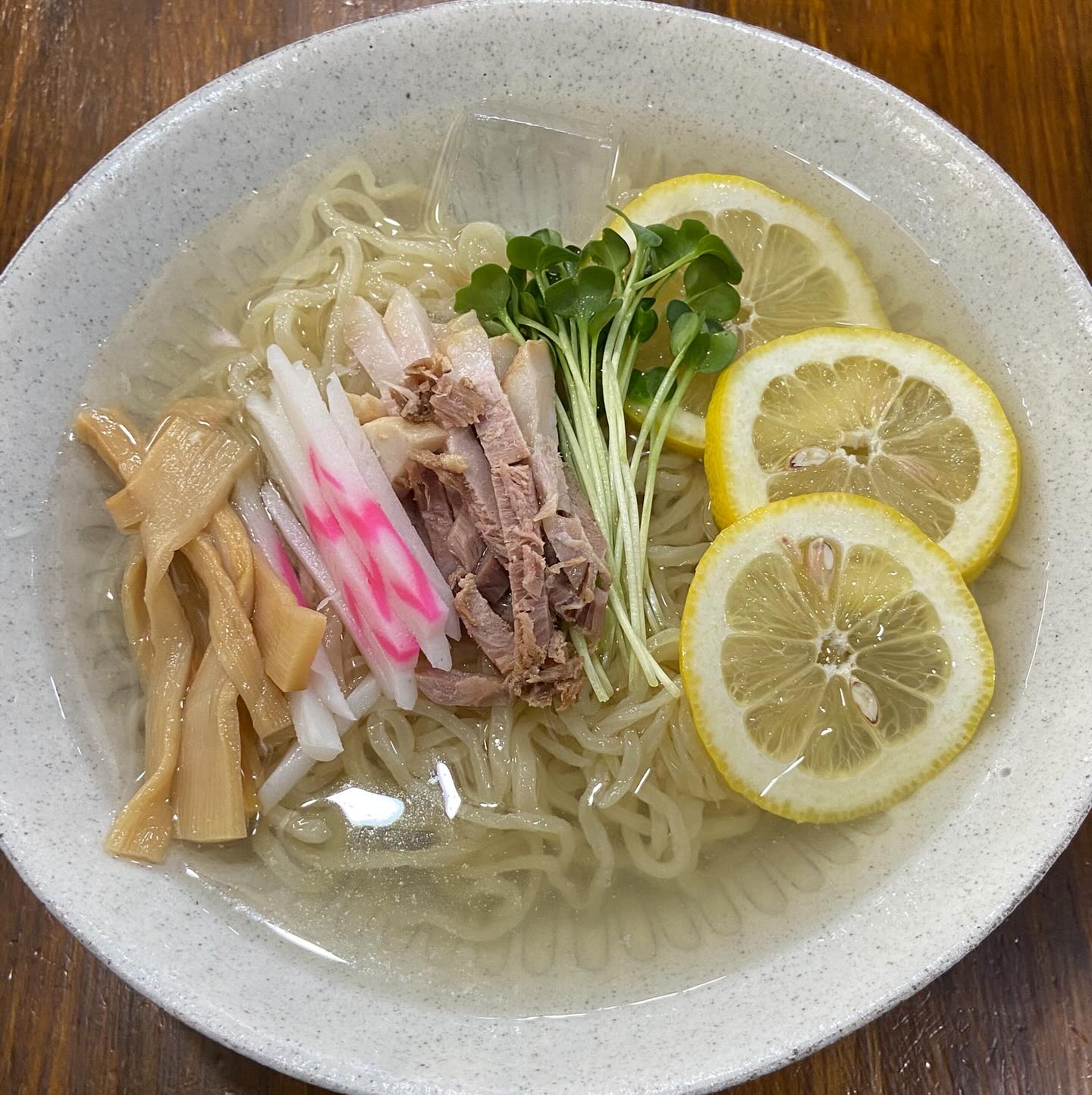 #塩レモンラーメン🍋  #塩レモンラーメン🍋      
暑い日に大人気！
佐野ラーメン屋さんで冷たいラーメンを出したのは当店が1番最初なんですよ！冷やし中華じゃなくて冷たいラーメン。
試行錯誤しながらたどり着いた「美味しい冷たいラーメン」、
今では、冷たい佐野ラーメンを出す店も増えましたね！前例のない冷たいラーメンを届けるために色々工夫もしてきました！
ですがお客様のクチコミが1番の宣伝ですね！お客様のお声のおかげで今や大人気の「冷たい塩レモンラーメン」、1度ご賞味あれ！️冷たい塩レモンラーメンの数には限りがあるのでお早い時間のご来店をおすすめします！完売にならないうちに食べてね！