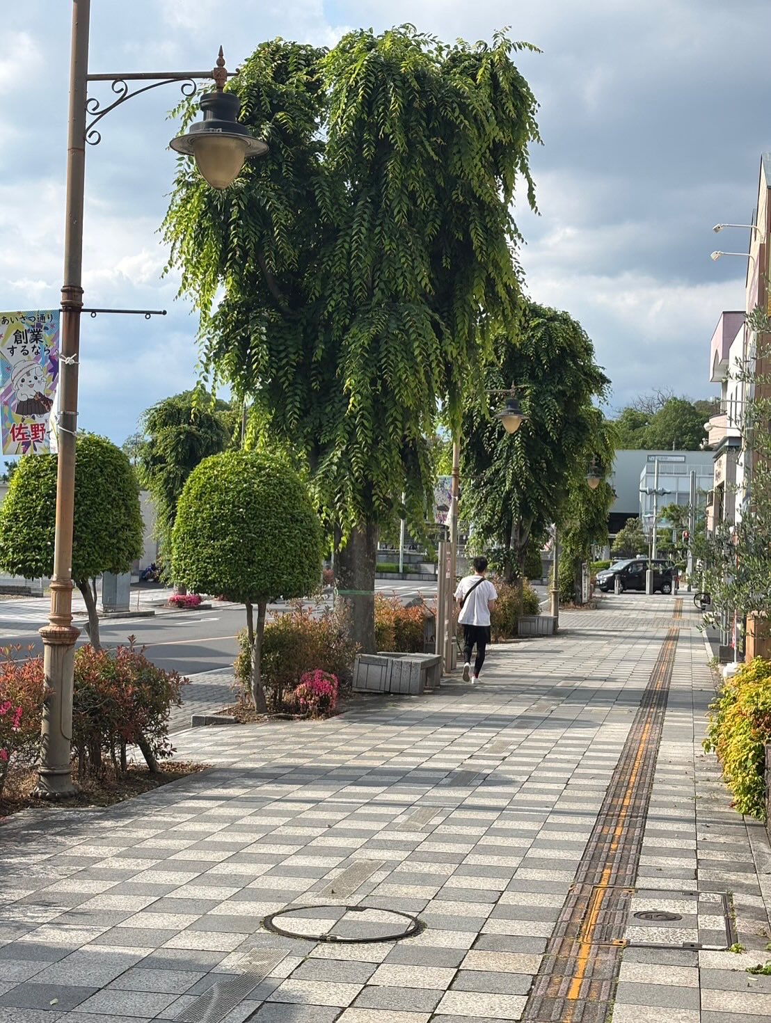 佐野駅から徒歩3分(3分かからないかも？！)
まっすぐ南に向かって左側、目印は黄色の看板。
駅近だけど駐車場もあります。満車の時は近くに無料(時間制限あり)の駐車場があります。
本日も元気よく営業です！
沢山のお客様のご来店、お待ちしております！