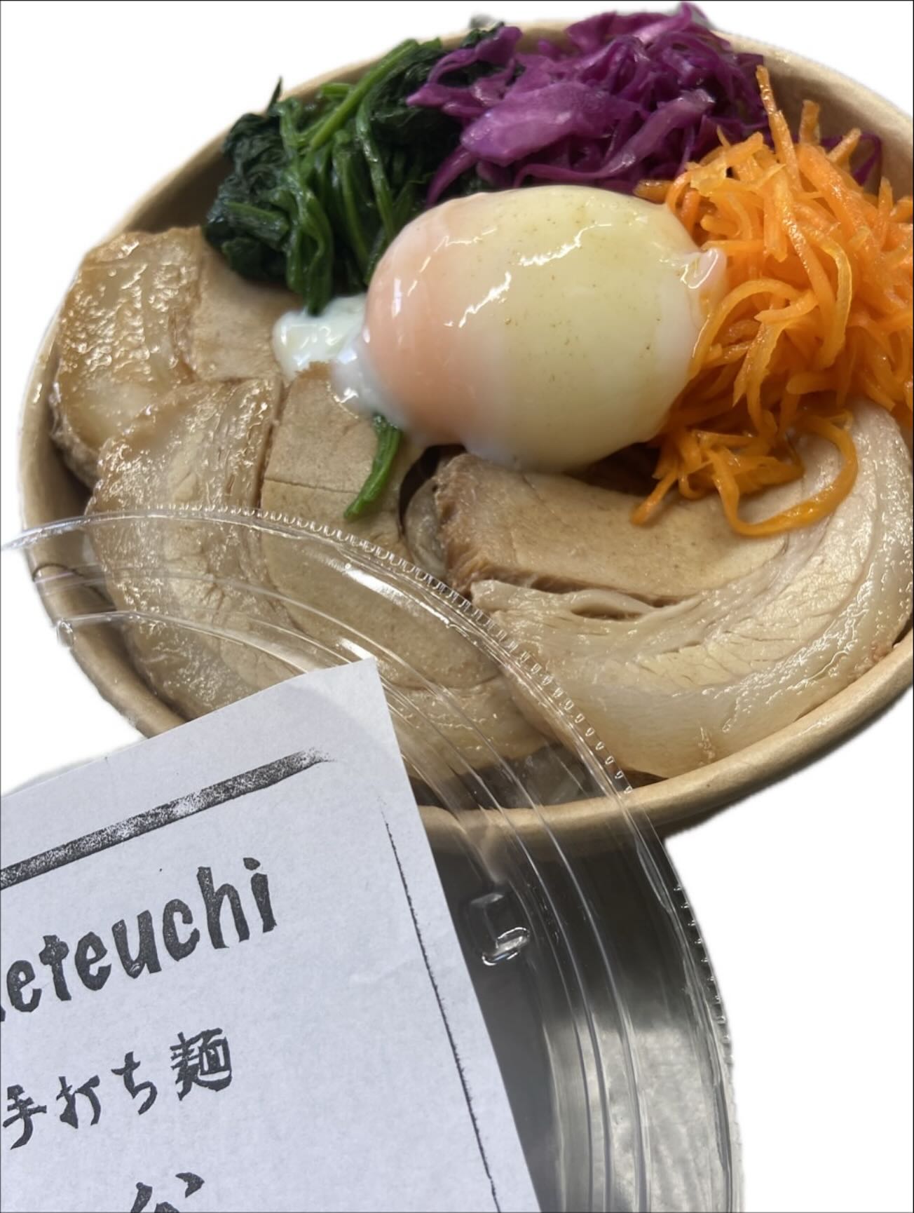 イベント出店時にしか登場する事のない、彩りチャーシュー丼。
自慢のチャーシューをあきたこまちにのせて。脇を彩るお野菜は見た目も栄養もバランス満点。
当店がどこかのイベントにお呼ばれした際にはぜひ彩りチャーシュー丼をお試しください!