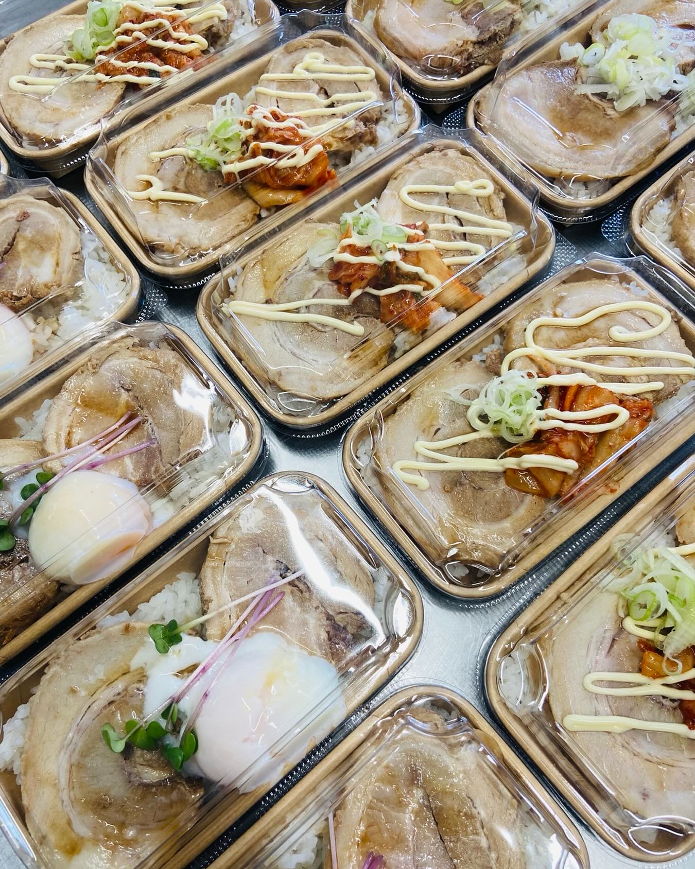 10月になりました。なんだかあっという間に時間が過ぎる…
と、思う今日この頃です。
藤谷では、お弁当の販売もしております。
テイクアウト、配達、注文数、お気軽にDMやお店のLINEにご相談ください!
こちらの写真の商品は おんたまチャーシュー丼ミニ  マヨキムチチャーシュー丼ミニ  チャーシュー丼ミニ 。
出張販売してきました!