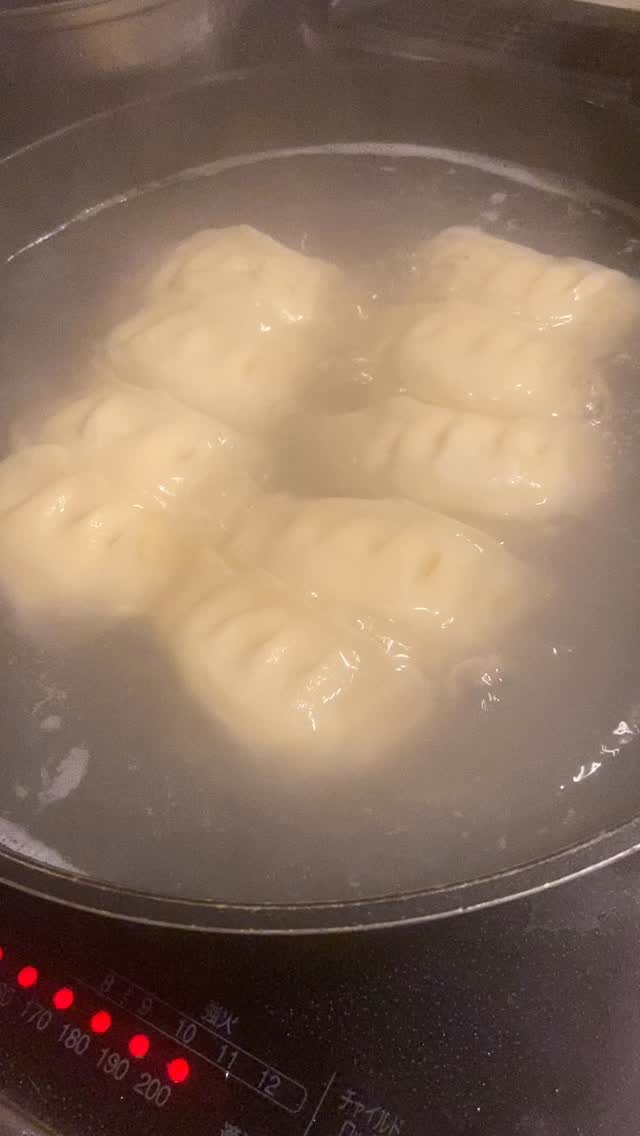 テイクアウトでおうちで熱々餃子！
冷凍餃子のお持ち帰り、ご好評頂いています！
佐野駅前徒歩3分  年間1万杯作る元祖塩レモンラーメン