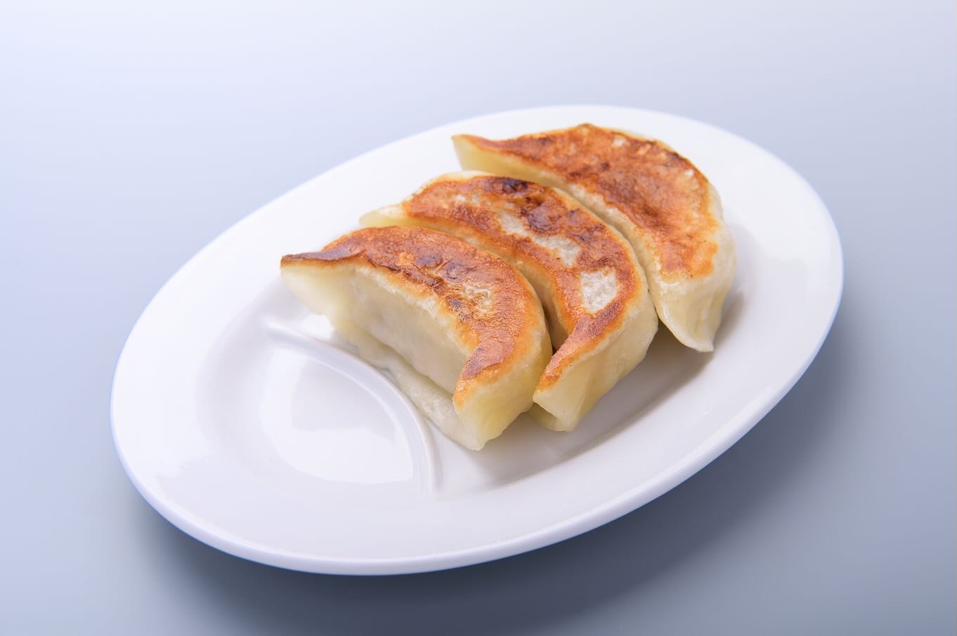 皮から全て 手作り餃子
大きくてジューシーな自慢の餃子です
1つ1つ丁寧に愛情込めて握っています
1度食べたらファンになる事間違いなしです

佐野駅近3分、年間1万杯作る元祖レモンラーメン