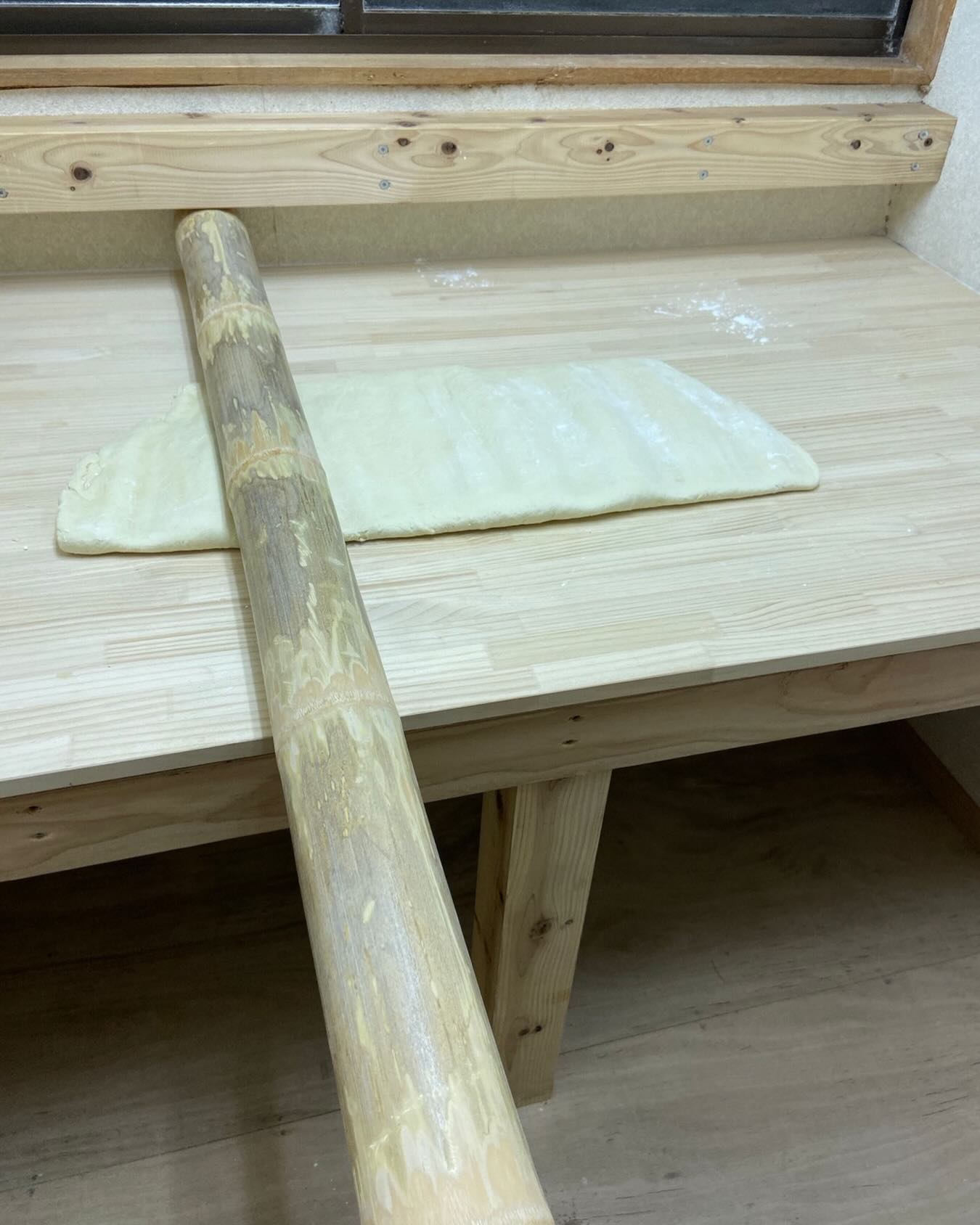 佐野駅近3分、年間1万杯作る元祖レモンラーメン

当店引越しからもうすぐ2年
たくさんの方々に支えられて今があります
⁡
美味しいラーメンで佐野を明るくしたい
お客様に喜んでいただきたい
⁡
その一心でスタッフと共に働かさせていただいております
⁡
この度、原点を振り返り、麺のリニューアルをしました
⁡
口触りちゅるちゅる、噛みごたえしこしこ、
より、喜んでいただける麺になりました
⁡
ご来店、お待ちしております(*^^*)
⁡