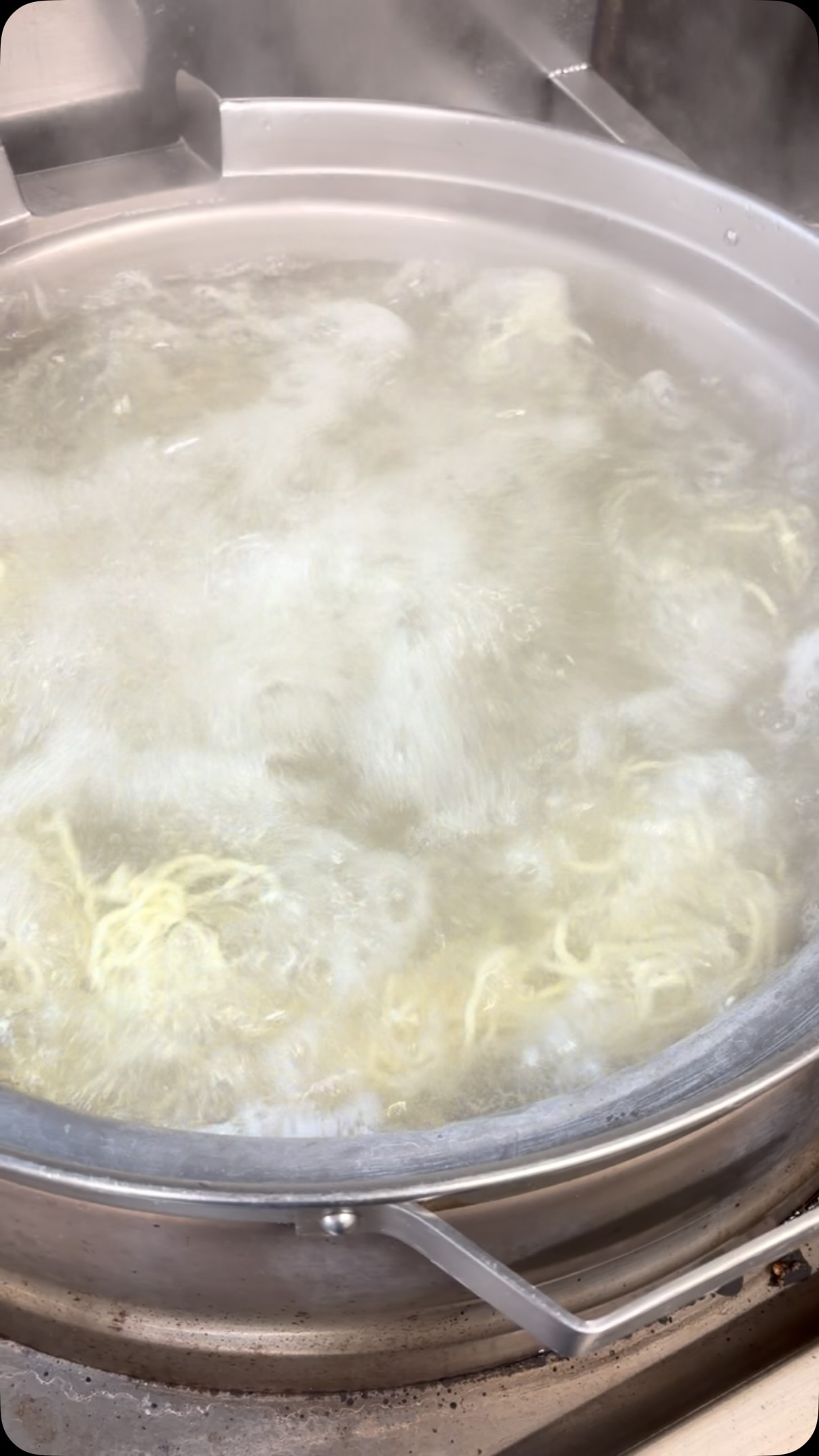 佐野駅近3分、年間1万杯作る元祖レモンラーメン

⁡
こだわり。。。
網の中に閉じ込めて
茹でるのではなく
⁡
⁡
麺をしっかり
泳がせながら
ゆでる
⁡
最後は平ざるで
キッチリ
湯切り
⁡
⁡
 
 #塩レモンラーメン🍋