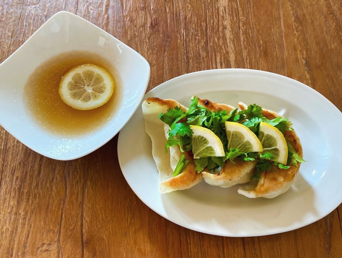 佐野駅近3分、年間1万杯作る元祖レモンラーメン

夏のメニュー
レモン餃子
特製レモンだれをつけて
お楽しみください
⁡
ただいま準備中＼(^o^)／
スタートは
ストーリーズでお知らせします！
⁡
チェックしていてください！
⁡
⁡
 
 #塩レモンラーメン🍋