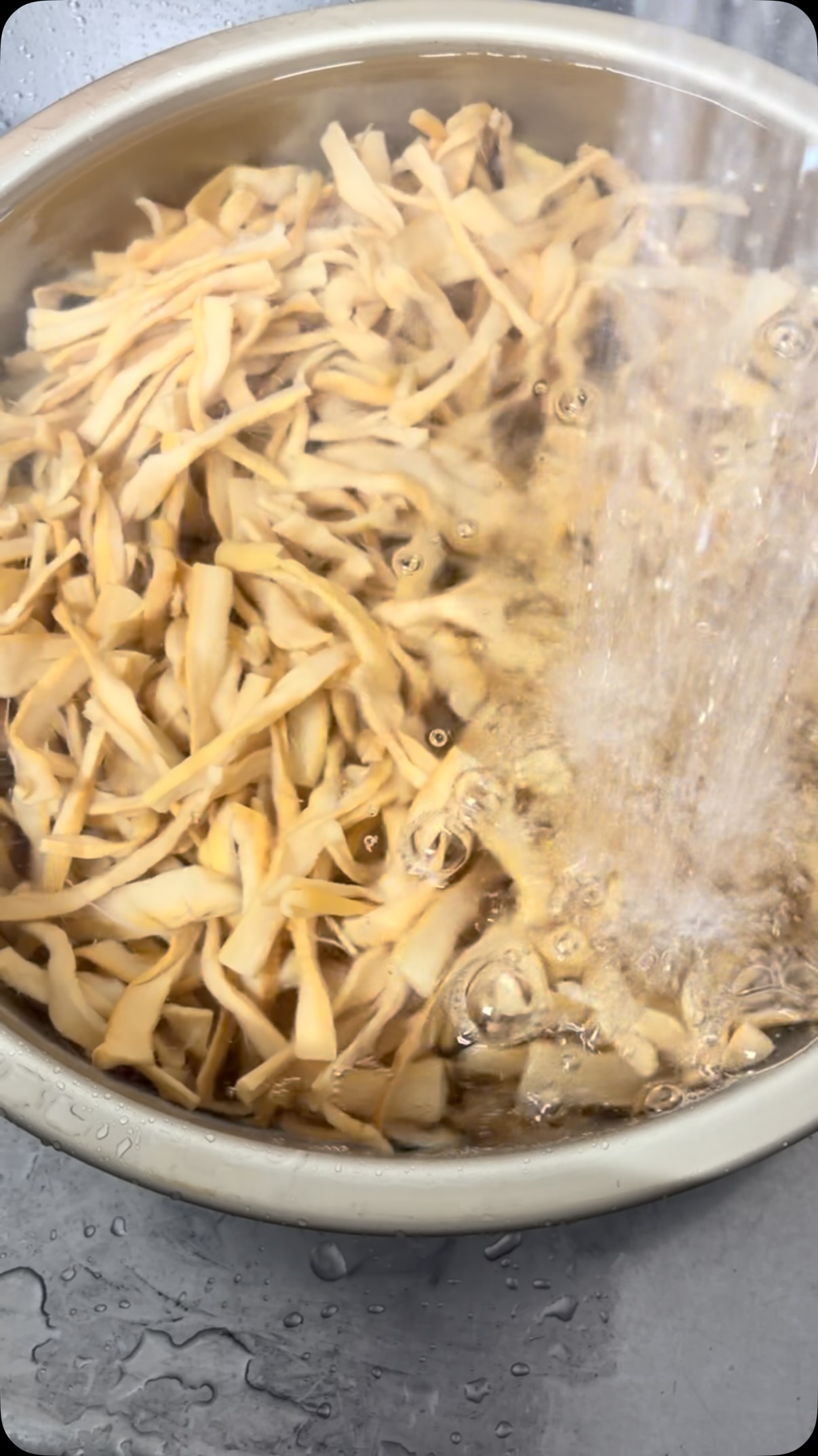佐野駅近3分、年間1万杯作る元祖レモンラーメン

メンマも丁寧に塩抜きしてから(2日間は絶対)
今度はよく水を切って
味付けをします。
⁡
細かいところにも
たくさん愛情こめて
⁡
今日も、お客様の
美味しい！の
笑顔の為に 働きます！
⁡
 
 #塩レモンラーメン🍋