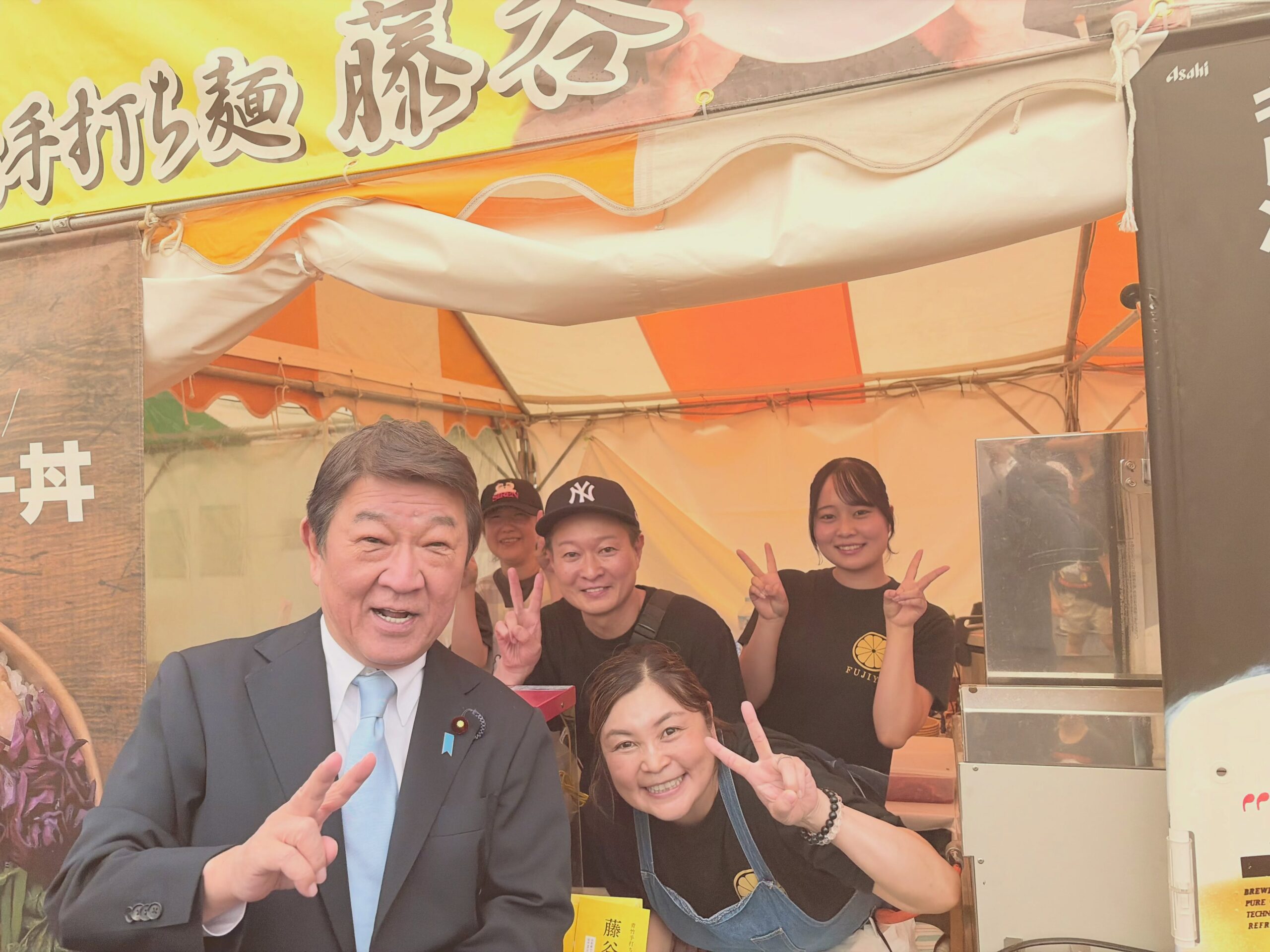佐野駅近3分、年間1万杯作る元祖レモンラーメン

昨日の秀郷祭りに
外務大臣  茂木としみつさんが
ご来場くださりました
⁡
本気さくな方で
握手をしてもらい
⁡
話しかけてくださいました！
⁡
記念にアップします！
⁡
茂木としみつさんはラーメン好きって
聞いたことがあります
⁡
うちのお店にラーメン食べに
来てくださるといいな〜️
⁡
 
 #塩レモンラーメン🍋