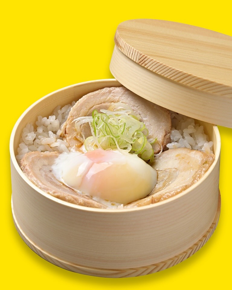 佐野駅近3分、年間1万杯作る元祖レモンラーメン

秋田こまちで作る曲げわっぱの温玉チャーシュー丼
⁡
 
 #塩レモンラーメン🍋
